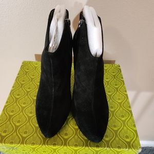 Gianni Bini suede leather black booties, size 8.